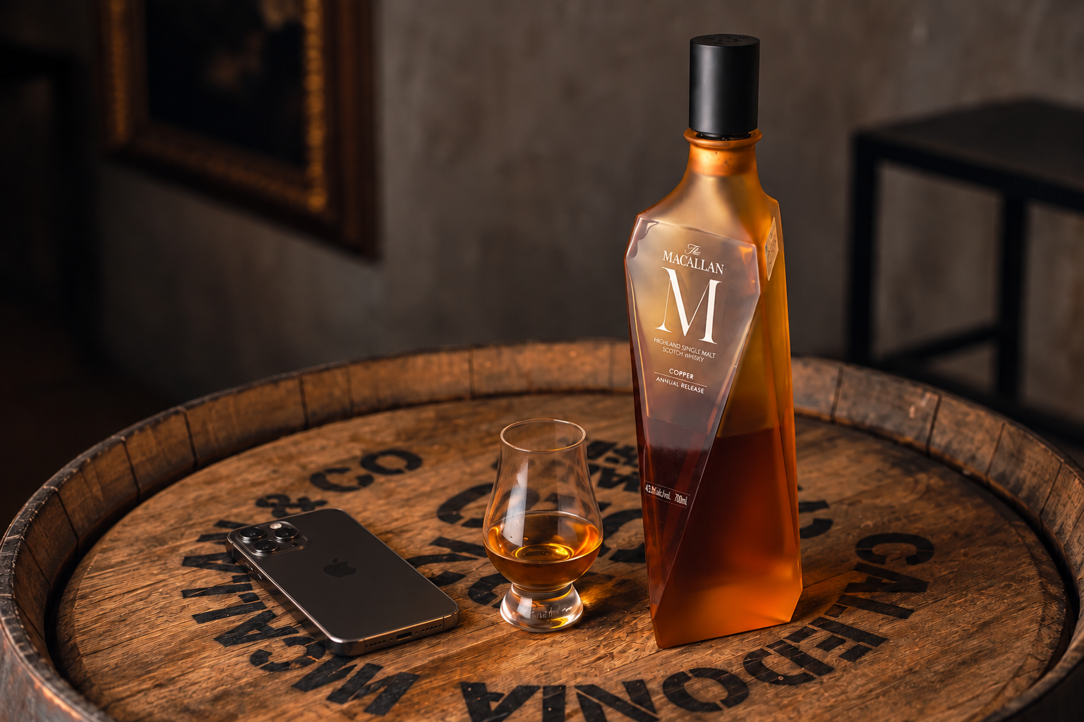 Garrafa e taça de whisky ao lado de um celular sobre um barril de madeira